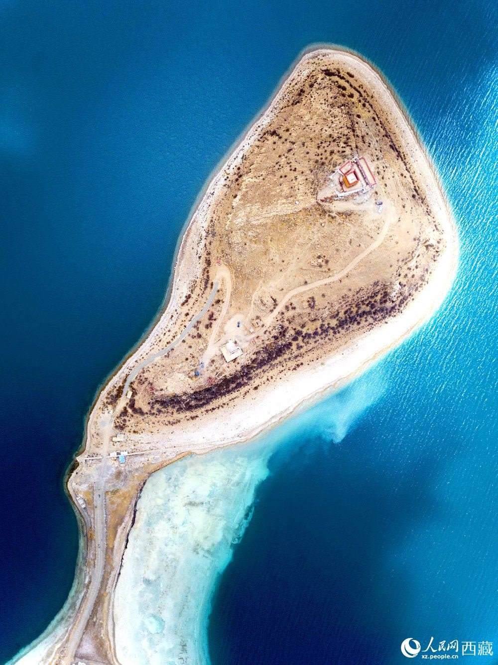 無(wú)人機(jī)視角下的西藏羊卓雍錯(cuò)日托寺風(fēng)光。人民網(wǎng)記者 次仁羅布攝