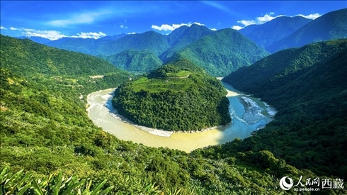 風(fēng)景秀麗、植被繁茂的西藏林芝市墨脫縣果果塘大拐彎。人民網(wǎng)記者 次仁羅布攝