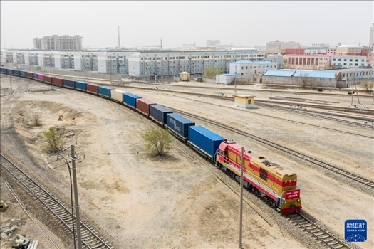 4月21日，中歐班列緩緩駛出二連浩特鐵路口岸（無人機照片）。 新華社發(fā)（張海峰攝）