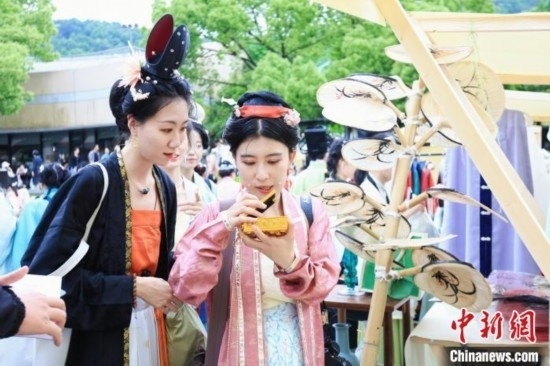 漢服愛好者逛集市。中國絲綢博物館 供圖