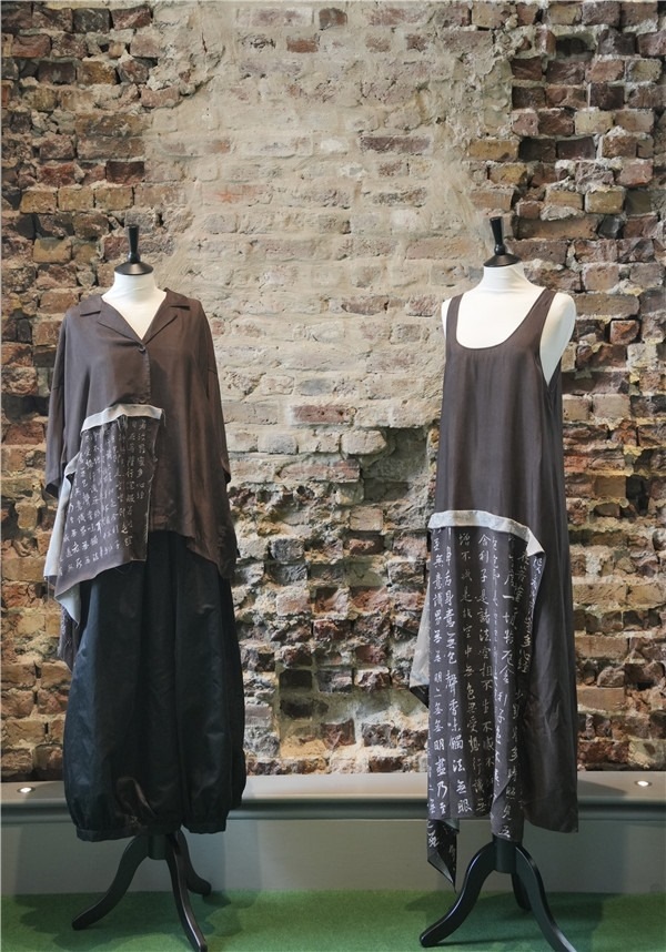 展覽展示的以中國文字為創(chuàng)作靈感的服裝《心經(jīng)》。主辦方供圖
