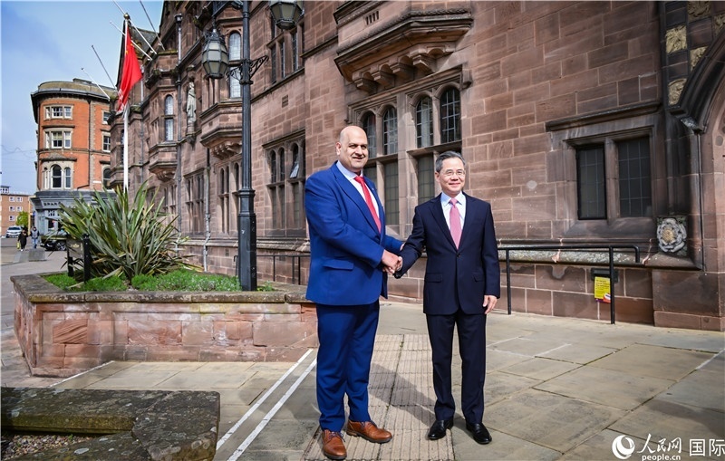 圖為中國駐英國大使鄭澤光在考文垂市政廳會見現(xiàn)場。人民網(wǎng) 郭錦標(biāo)攝