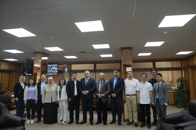 活動(dòng)現(xiàn)場(chǎng)合影。蘇伊士運(yùn)河大學(xué)孔子學(xué)院供圖