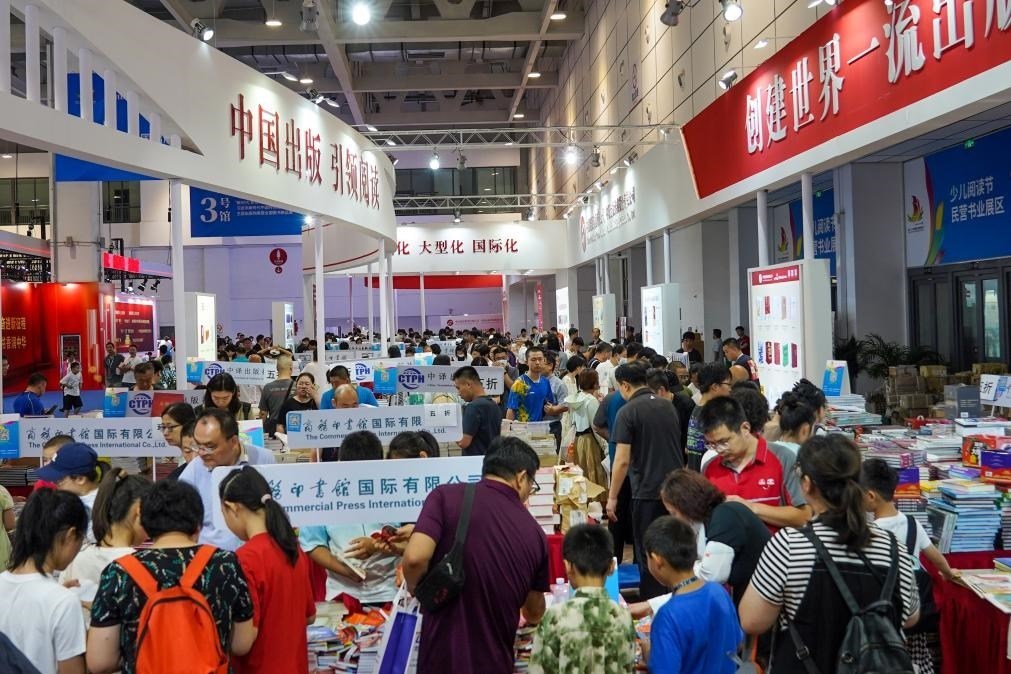 2023年7月31日，在第31屆全國(guó)圖書交易博覽會(huì)上，讀者在閱覽選購(gòu)新書。新華社記者 朱崢 攝