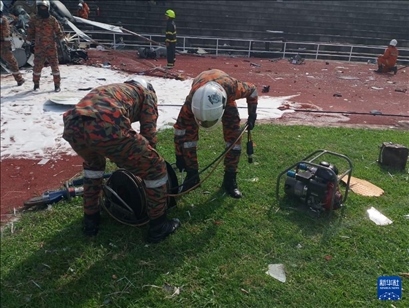 4月23日，救援人員在馬來(lái)西亞霹靂州的直升機(jī)墜毀現(xiàn)場(chǎng)救援。新華社發(fā)（馬來(lái)西亞消防拯救局供圖）