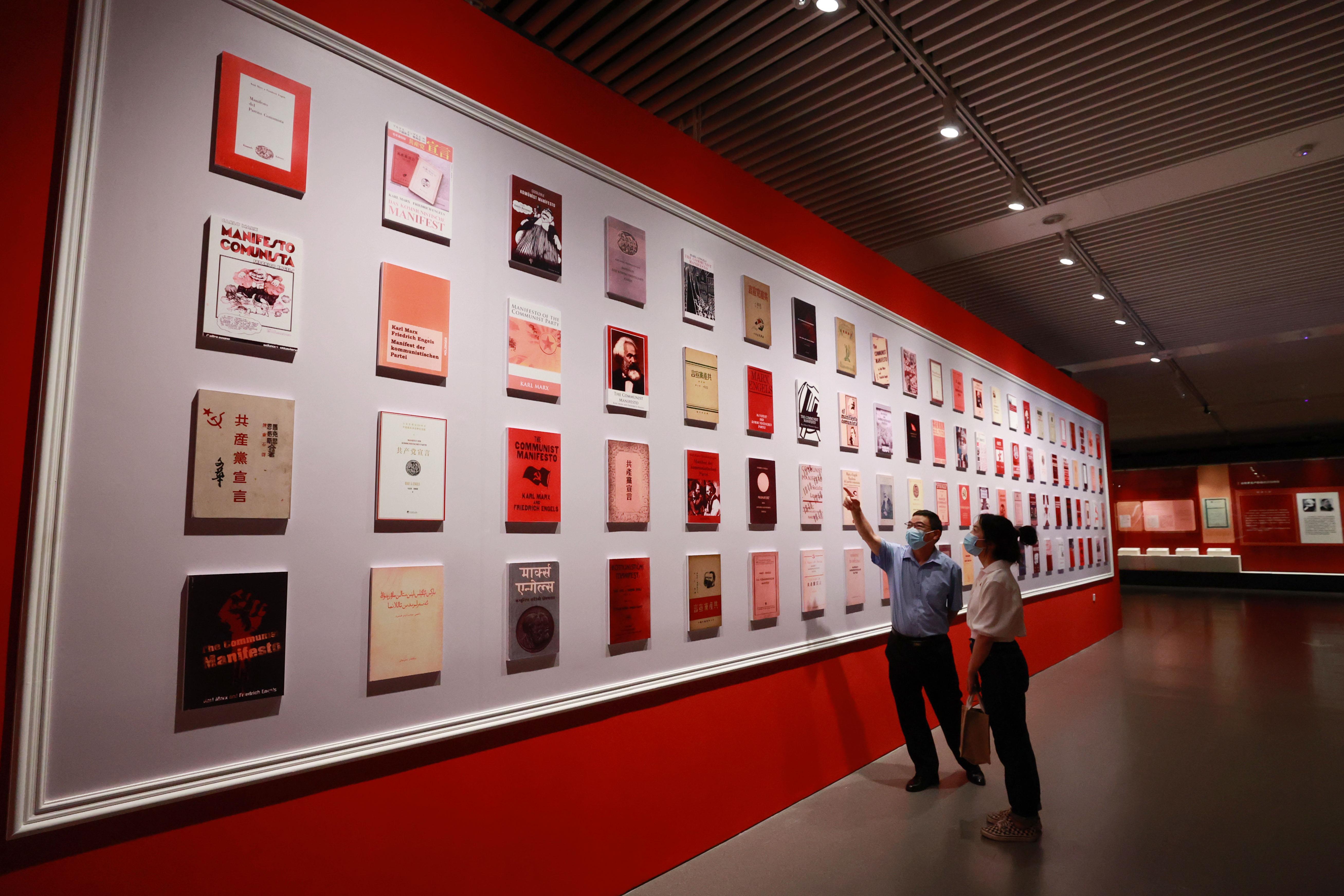 △2021年8月5日，觀眾在國家圖書館觀看不同版本的《共產(chǎn)黨宣言》。