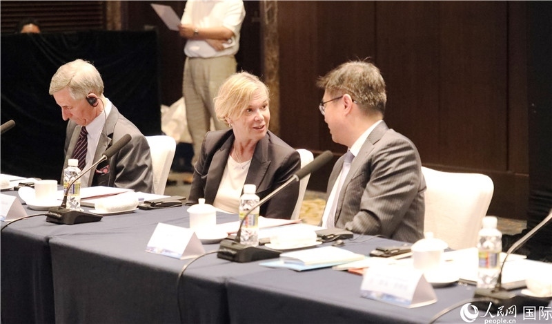 宣介會(huì)上，中外官員親切交談。人民網(wǎng)記者趙益普攝