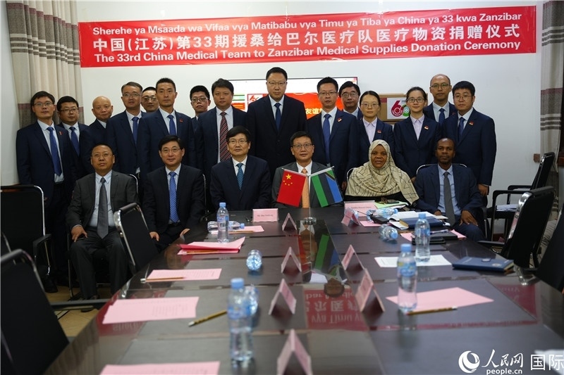 中非雙方代表及醫(yī)療隊在捐贈現(xiàn)場合影。中國援桑醫(yī)療隊供圖