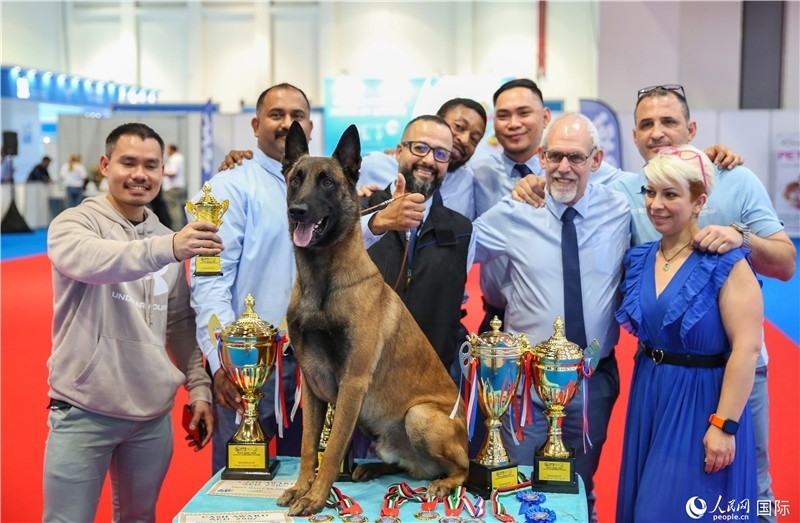 圖為參會(huì)嘉賓與獲獎(jiǎng)寵物合影，塔里克·易卜拉欣攝