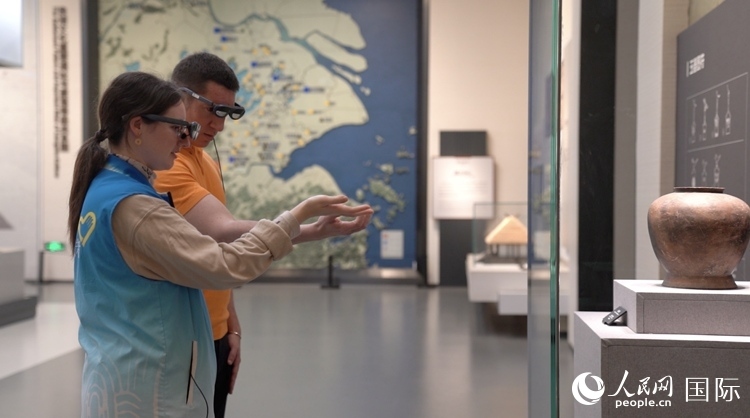 人民網(wǎng)外籍專家在良渚博物院體驗AR眼鏡。人民網(wǎng)記者 袁蒙攝