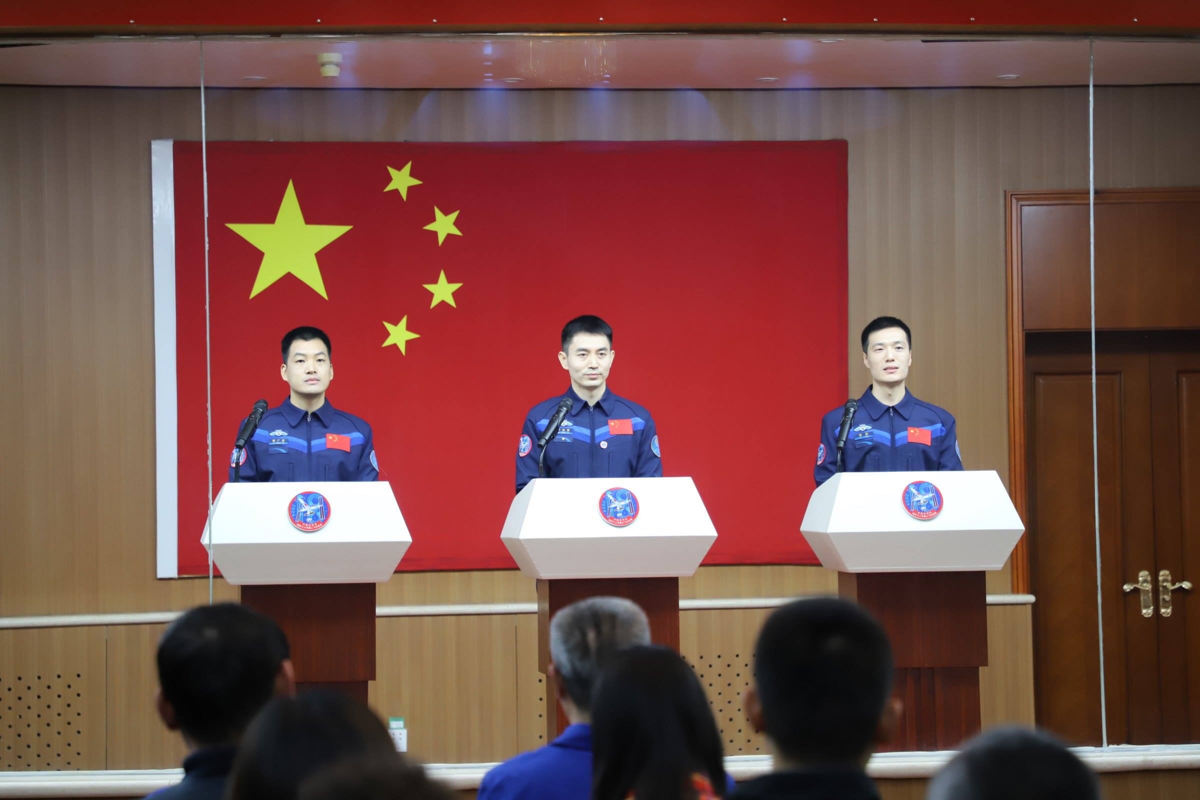 神舟十八號(hào)航天員與中外媒體記者集體見面。人民網(wǎng)記者 黃帆攝