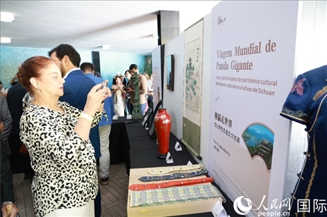 巴西民眾在活動現(xiàn)場在四川非遺前駐足觀看。人民網(wǎng)記者 陳海琪攝