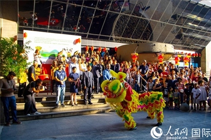 巴西民眾在里約天文館前觀看舞獅表演。四川省文化和旅游廳供圖。