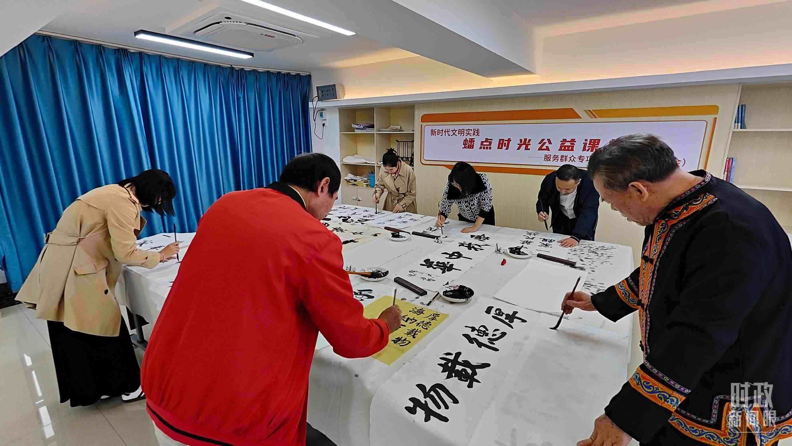 △廣西南寧市多民族社區(qū)——盤龍社區(qū)居民練習(xí)書法。（總臺(tái)央視記者楊立峰拍攝）