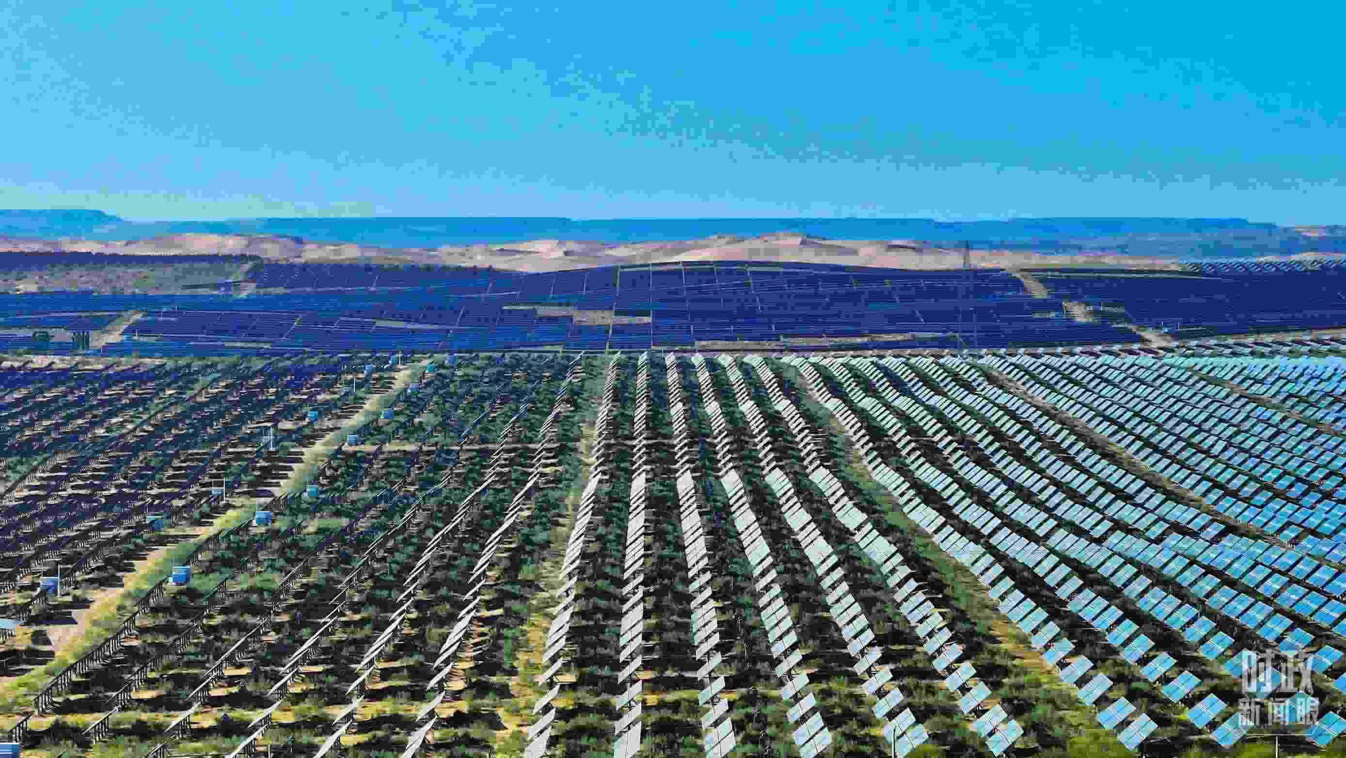 △內(nèi)蒙古鄂爾多斯，庫布其沙漠新能源基地。（圖/視覺中國）