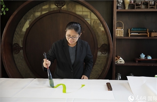 緬甸駐華大使館副館長、公使銜參贊杜欣瑪泰參加《五百筆·瀾湄合作》集體藝術(shù)創(chuàng)作。人民網(wǎng)王婧攝