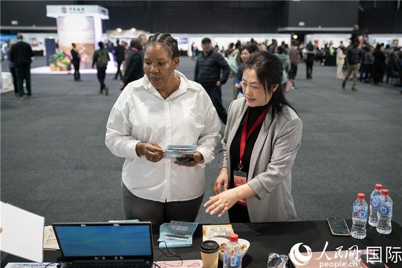 中企工作人員和當?shù)厍舐氄呓徽?。希拉茲攝