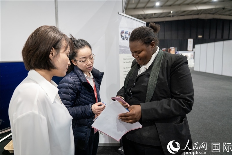 中企工作人員和當?shù)厍舐氄呓徽?。希拉茲攝