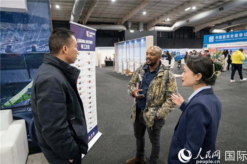 中企工作人員和當?shù)厍舐氄呓徽?。希拉茲攝