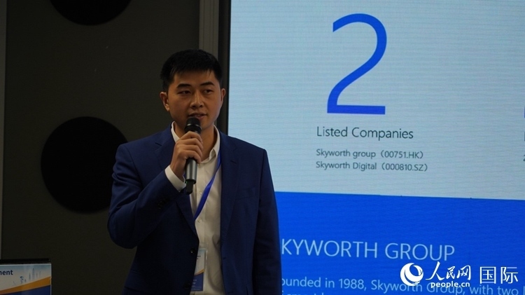 創(chuàng)維南非綠能公司總經(jīng)理倪亮介紹創(chuàng)維的破圈之路。人民網(wǎng) 劉暢攝