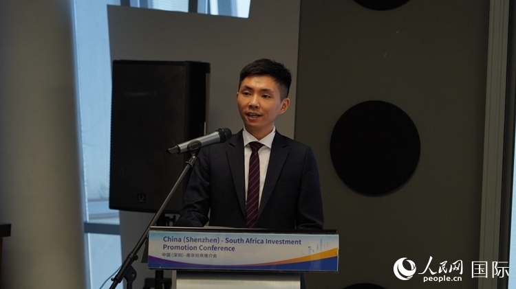 深圳市黃金珠寶首飾行業(yè)協(xié)會副會長李澤鋒介紹深圳市黃金珠寶產(chǎn)業(yè)發(fā)展情況。人民網(wǎng) 劉暢攝