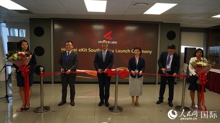 嘉賓出席華為分銷子品牌坤靈出海南非剪彩儀式。 人民網(wǎng) 劉暢攝