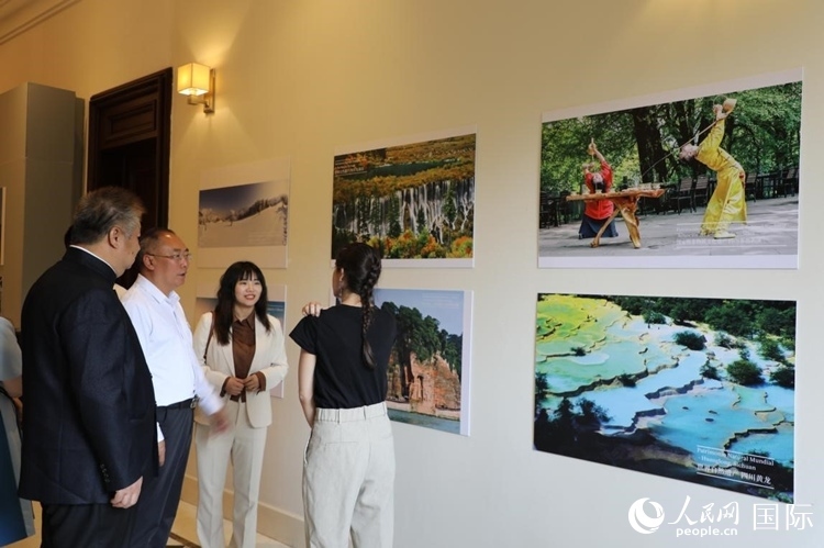 四川省文化和旅游廳副廳長王成平、墨西哥松林文化中心展覽部主任盧西亞·恩里克斯·岡薩雷斯·薩拉維亞、墨西哥中國文化中心主任石岳文參觀圖片展。拍攝者為墨西哥分社外籍雇員埃內(nèi)斯托·多明戈斯