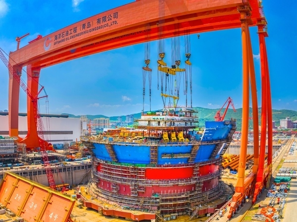 “?？惶?hào)”通過雙龍門吊進(jìn)行總裝。侯憲鵬攝