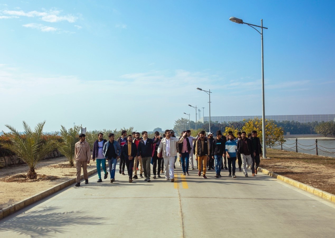 職業(yè)技校學(xué)員參觀中巴經(jīng)濟(jì)走廊薩希瓦爾電站。中國(guó)華能薩希瓦爾電站 供圖