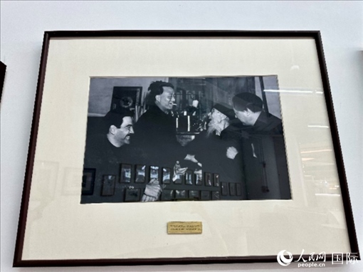 萬徒勒里（左一）與艾青、蕭三、齊白石的老照片。人民網(wǎng)記者 周雨攝