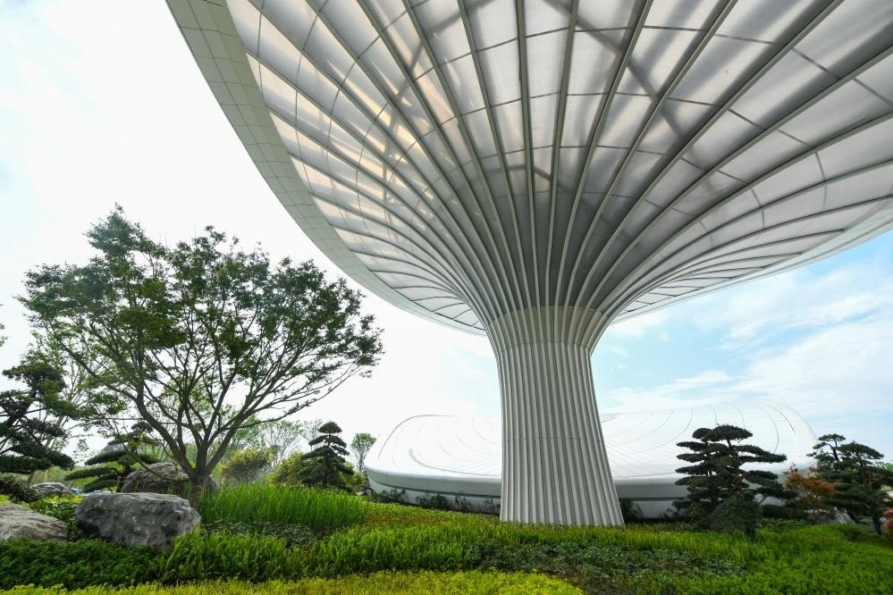 這是2024年4月22日拍攝的成都世園會主會場入口處的“芙蓉花”底部，它兼具收集雨水、循環(huán)利用的功能。新華社記者 王曦 攝