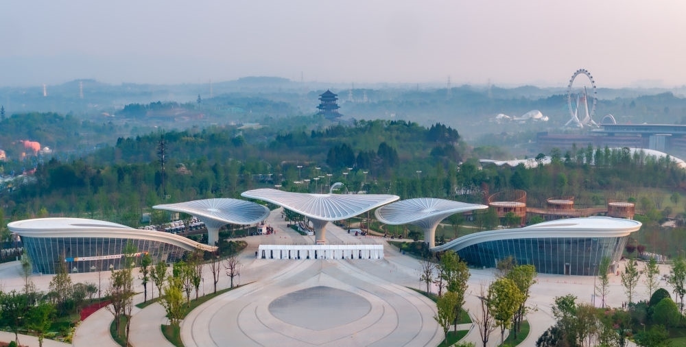 這是成都世園會主會場入口（無人機(jī)照片，2024年4月14日攝）。新華社記者 江宏景 攝