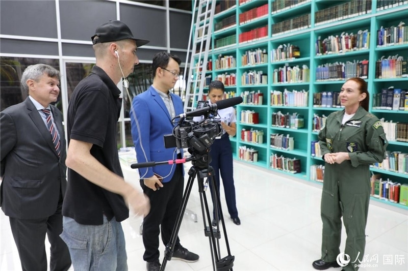 巴西高等防務(wù)學(xué)院院長卡拉·利里奧·馬丁斯接受了人民網(wǎng)的視頻采訪。 人民網(wǎng)記者 陳一鳴攝