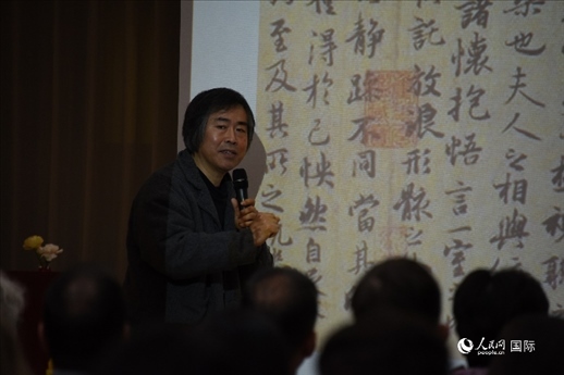 國家畫院王東聲教授介紹中國書法作品。人民網(wǎng)記者 殷淼攝