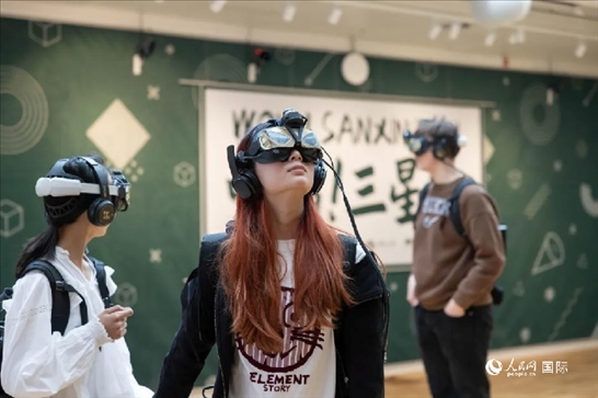 體驗(yàn)三星堆VR文化。中國駐瑞典大使館供圖