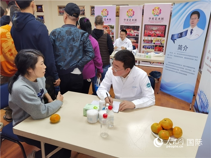 中醫(yī)專家為當(dāng)?shù)厝A僑華人提供中醫(yī)咨詢和診療服務(wù)。 （本報記者 楊謳 攝）