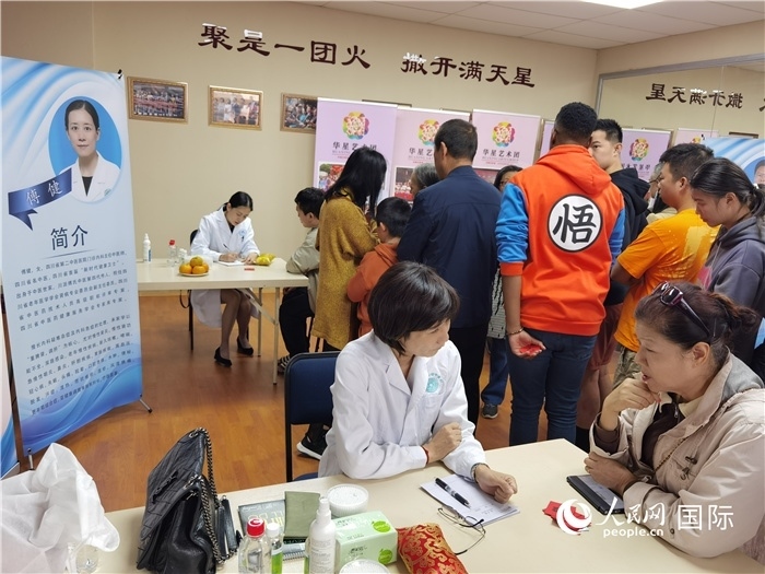 中醫(yī)專家為當(dāng)?shù)厝A僑華人提供中醫(yī)咨詢和診療服務(wù)。 （本報記者 楊謳 攝）
