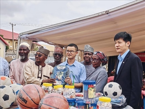 中尼友誼示范校物資捐贈(zèng)。駐尼日利亞使館供圖