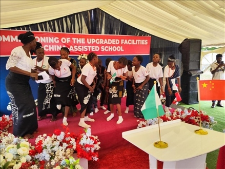 師生們載歌載舞。駐尼日利亞使館供圖