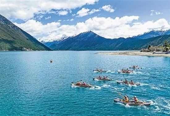 2024年4月20日，2024年巴松措國際漂流公開賽的選手在比賽中。 新華社記者 孫非攝