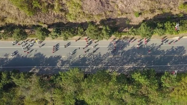 1月6日，健身愛好者在徒步活動中（無人機照片）。新華社記者 黃國保攝
