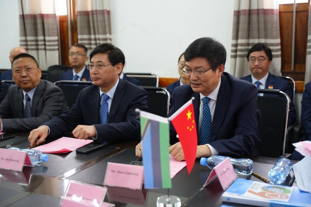 揚(yáng)州市衛(wèi)健委黨委書記趙國祥在衛(wèi)生部捐贈(zèng)儀式上發(fā)言。中國援桑醫(yī)療隊(duì)供圖