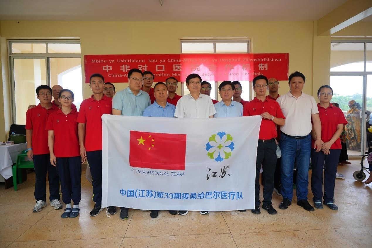 揚(yáng)州市衛(wèi)健系統(tǒng)代表團(tuán)和醫(yī)療隊(duì)在義診現(xiàn)場合影。中國援桑醫(yī)療隊(duì)供圖