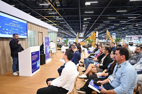 當(dāng)?shù)貢r(shí)間4月26日，深圳市發(fā)展和改革委員會(huì)在巴西圣保羅國(guó)際工程機(jī)械及礦山機(jī)械展上舉行專(zhuān)題推介會(huì)，介紹將于今年下半年在深圳市舉辦的2024國(guó)際數(shù)字能源展。 2024國(guó)際數(shù)字能源展組委會(huì)供圖
