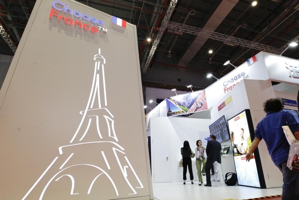 2019年11月5日，第二屆中國(guó)國(guó)際進(jìn)口博覽會(huì)在上海國(guó)家會(huì)展中心開幕。這是參觀者走過法國(guó)國(guó)家館。新華社記者 張玉薇 攝