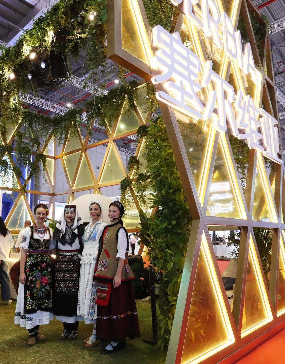 2023年11月6日，身著傳統(tǒng)服飾的演職人員在上海進(jìn)博會(huì)國(guó)家展塞爾維亞展臺(tái)迎接參觀者。第六屆進(jìn)博會(huì)國(guó)家展全面恢復(fù)線下舉辦，洪都拉斯、塞爾維亞、越南、南非、哈薩克斯坦作為本屆進(jìn)博會(huì)主賓國(guó)在國(guó)家展亮相。新華社記者 方喆 攝