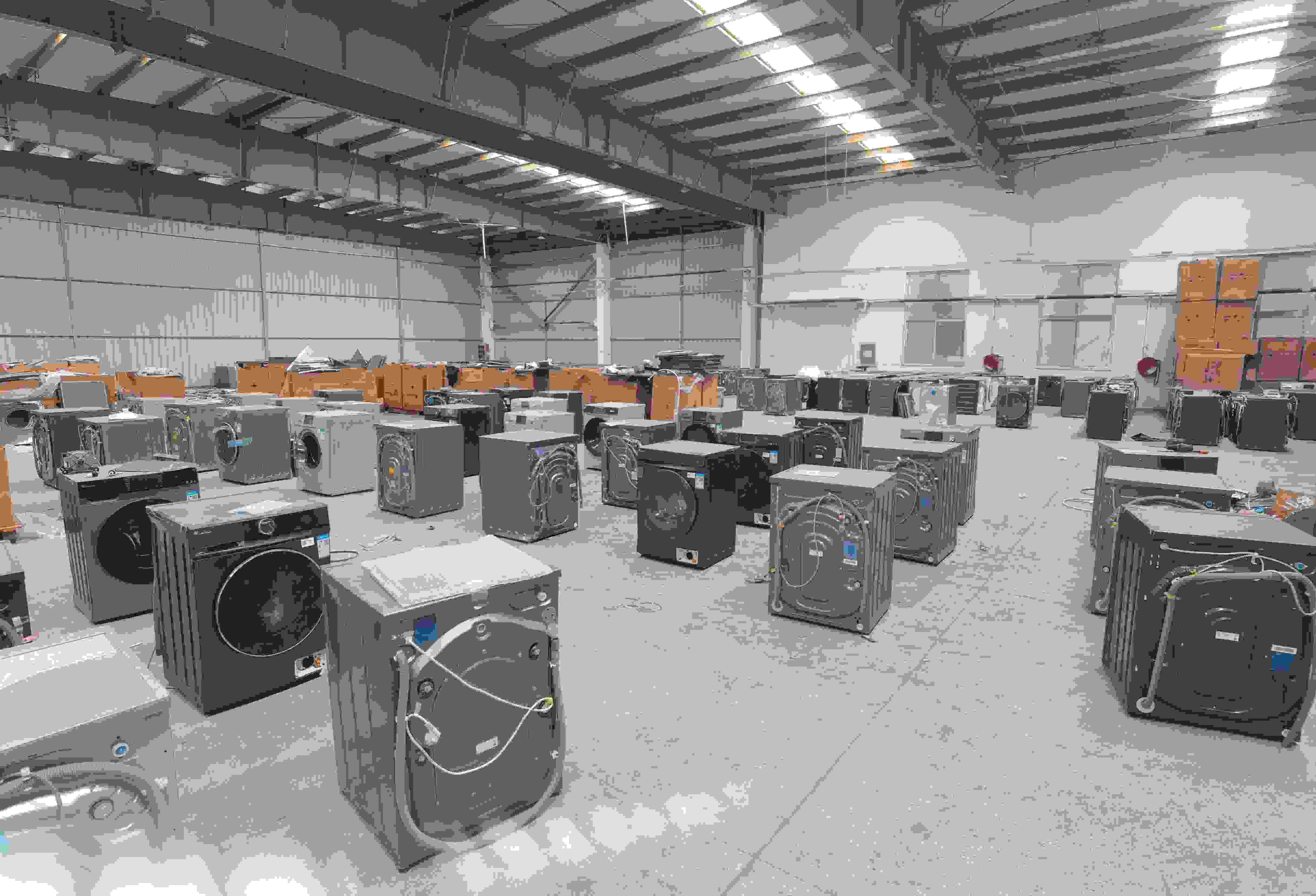 專案組民警查扣涉案場所及假冒知名品牌洗衣機。巨野警方供圖