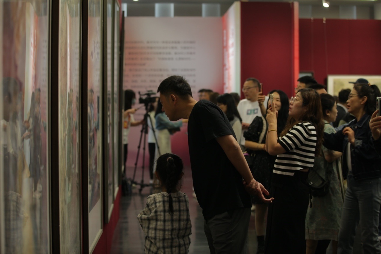 嘉賓及教研員、教師代表參觀展覽。主辦方供圖