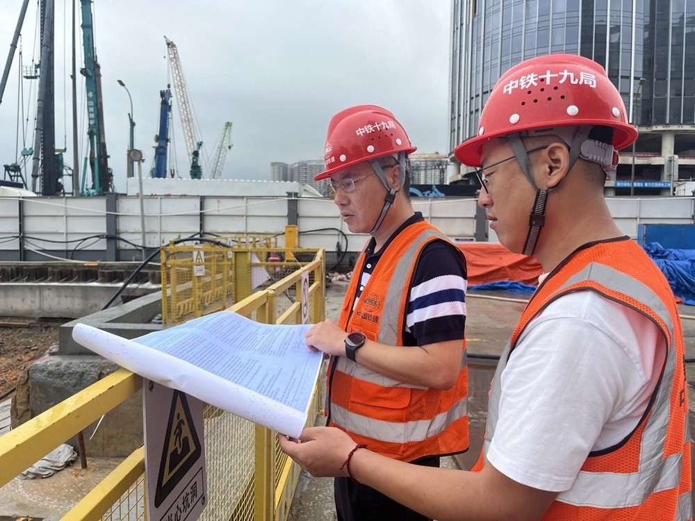 2024年4月26日，深圳市五一勞動獎?wù)芦@得者、中鐵十九局軌道公司項目副經(jīng)理夏荔（左）在穗莞深城際鐵路前皇段皇崗口岸站建設(shè)現(xiàn)場忙碌。新華社發(fā)