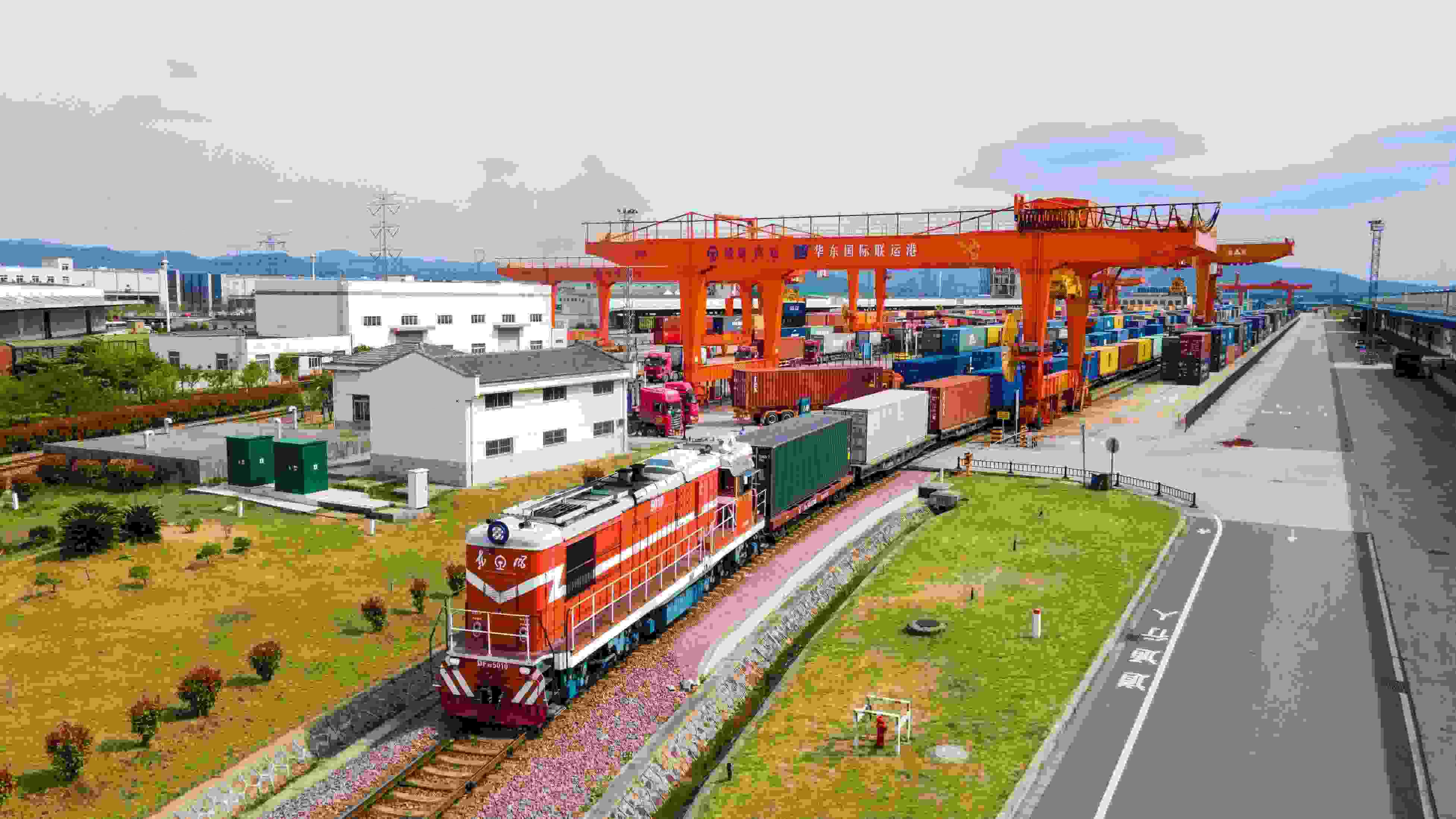 △2024年4月1日，浙江省金華華東國際聯(lián)運港，一列中歐班列裝載110個標(biāo)箱日用百貨、電動工具、機(jī)械裝備等貨物從鐵路金華南貨場啟程駛往匈牙利布達(dá)佩斯。